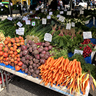 こちらもホバートへのツアーで。日本ではなかなか見ない野菜や料理が並んでいて、たくさんの人で賑わっていました。週末になるといろいろな場所で市場が開かれていました。