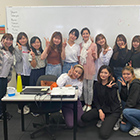 クラスのメンバーと先生と撮った写真です。同じ金城生でも留学が始まる前は学部、学科、学年もバラバラで、知らない子ばかりでしたが、留学中にたくさん交流することで仲良くなれました。